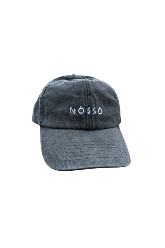 Nössö lippis musta