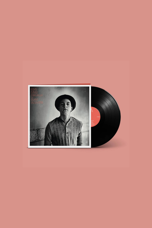 Elvis istuu oikealla LP
